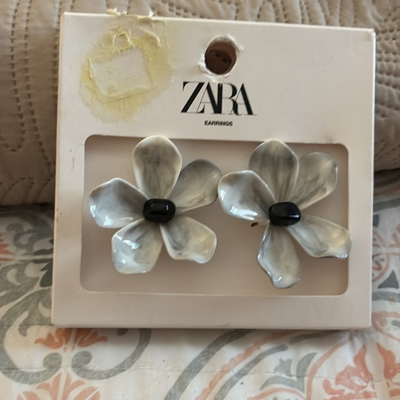 Nwt- Zara- MAXI RESIN FLOWER EARRINGS - Picture 5 of 6